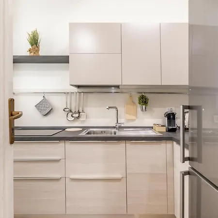 Guesthost - Stazione Notarbartolo Bright & Cozy Палермо